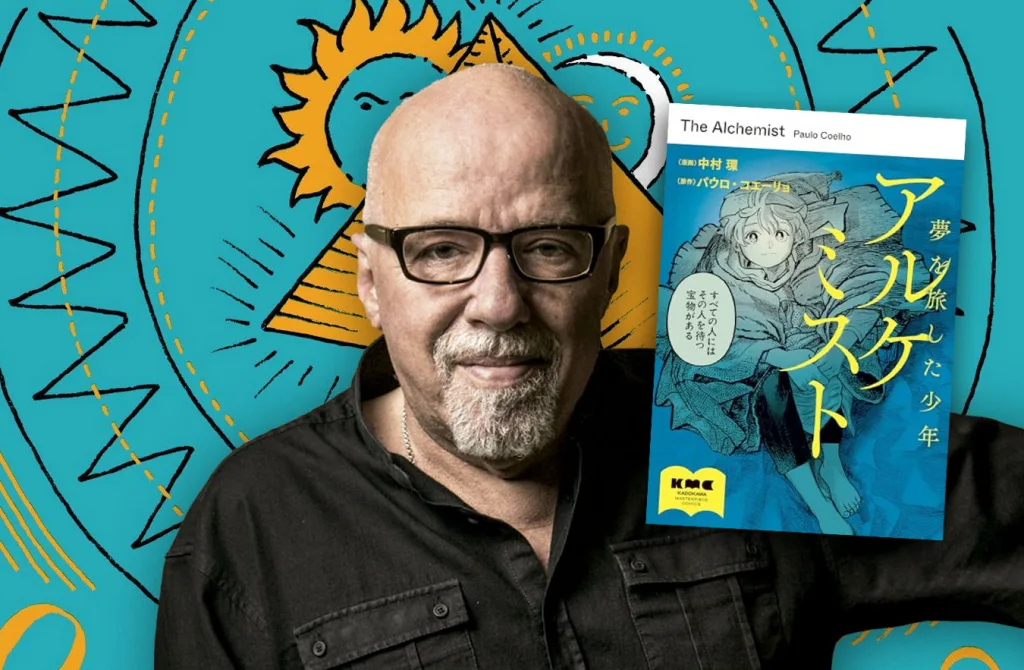 Paulo Coelho segurando o mangá O Alquimista